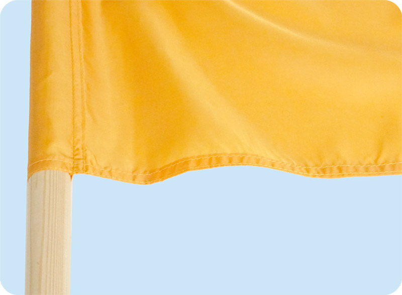 Вид древка, продетого в карман с левой стороны оранжевого флага