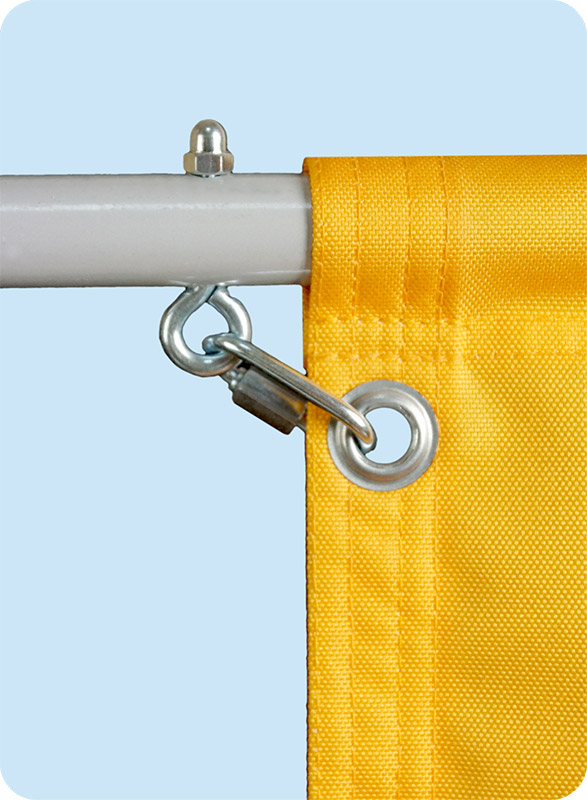 Верхний угол флага с люверсом, закреплен на баннерном плече карабином: к ушку