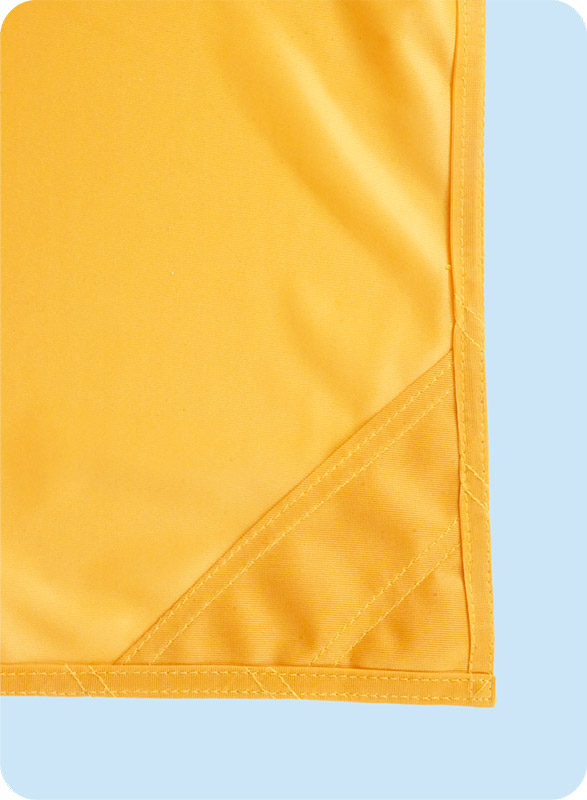 Правый угол оранжевого флага с усиливающей треугольной нашивкой