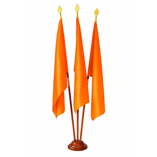 Напольный флаг оранжевого цвета на подставке с круглым основанием