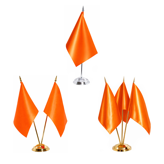 Четыре настольных оранжевых флага на белой, черной, золотой и серебряной подставке