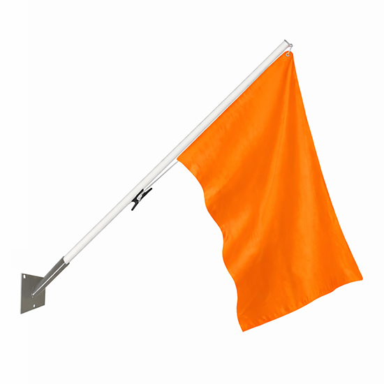 Оранжевый флаг на наклонном настенном флагштоке с кронштейном