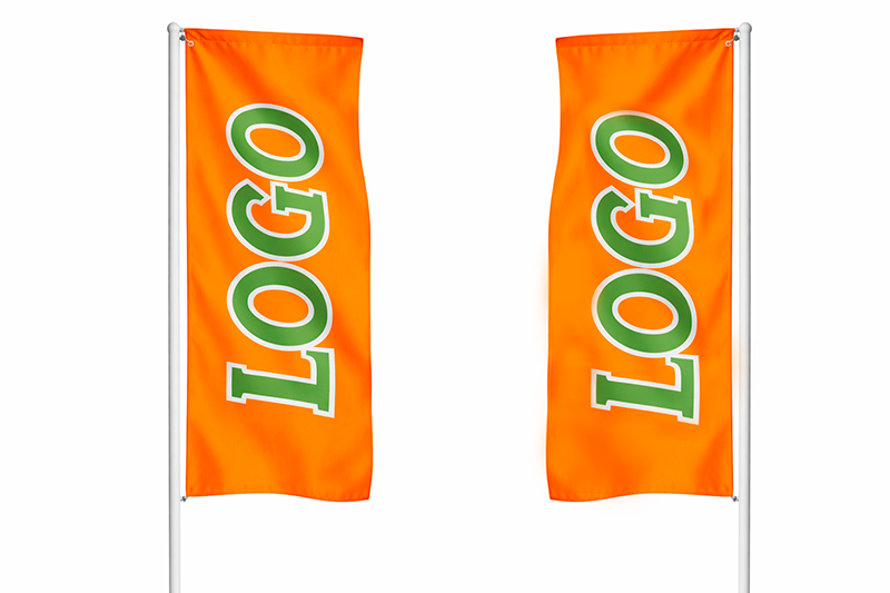 2 стороны вертикального оранжевого флага, на обеих логотипы читаются правильно
