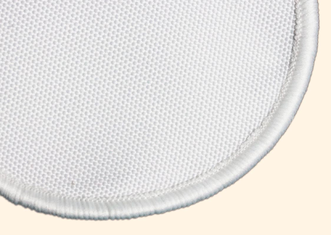 Обметка края нашивки объемным оверлоком = 4 мм.