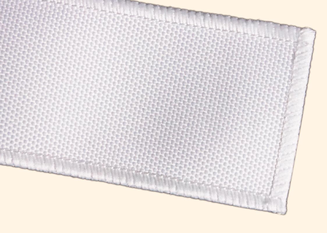 Обметка края нашивки стандартным оверлоком = 3 - 4 мм.