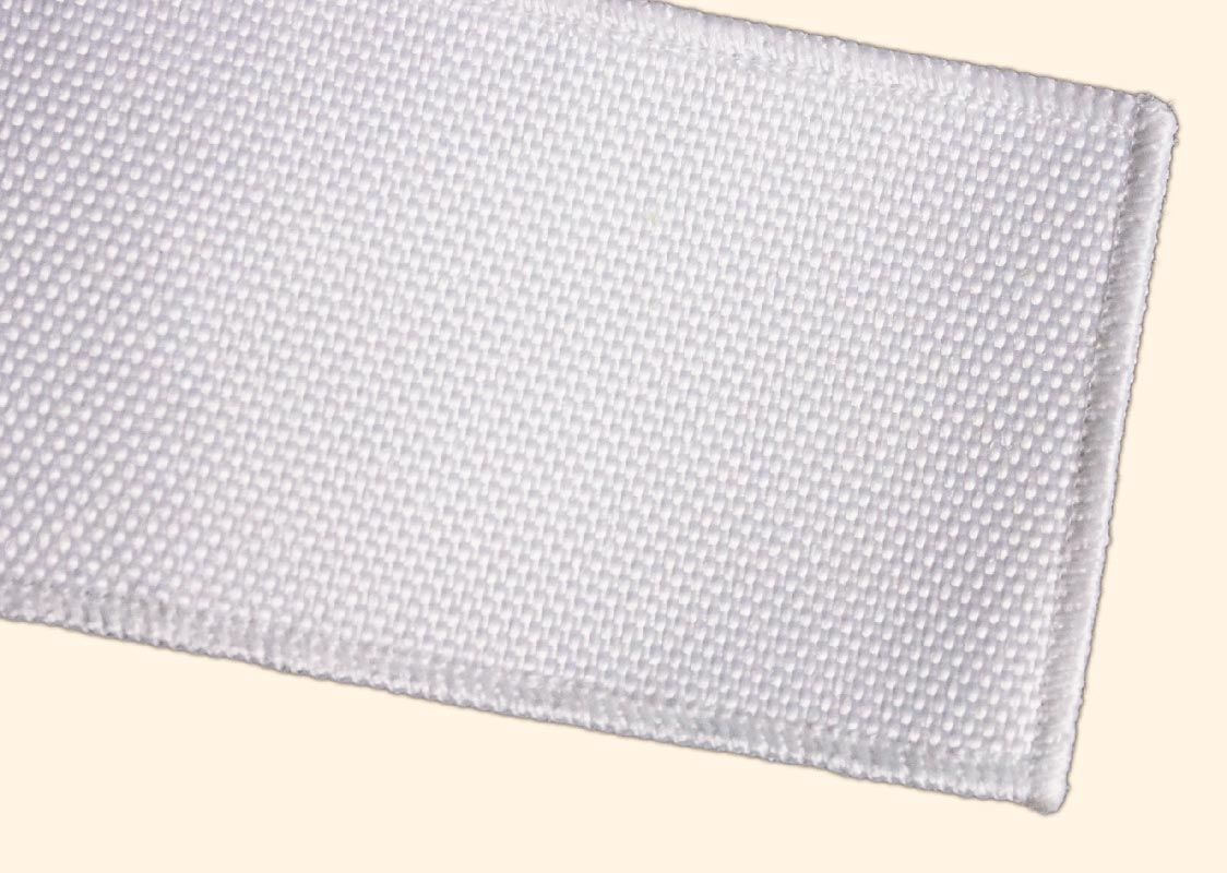 Обметка края нашивки микро оверлоком = 2 мм.