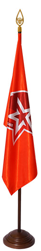Красный флаг Юнармии на напольной деревянной подставке
