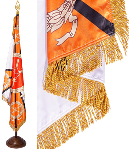 Нижний угол бело-оранжево-черного флага с золотой бахромойе