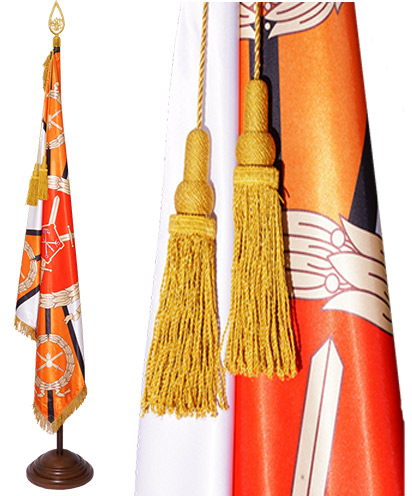Угол бело-оранжево-черного флага с золотой бахромой и двумя золотыми кистями