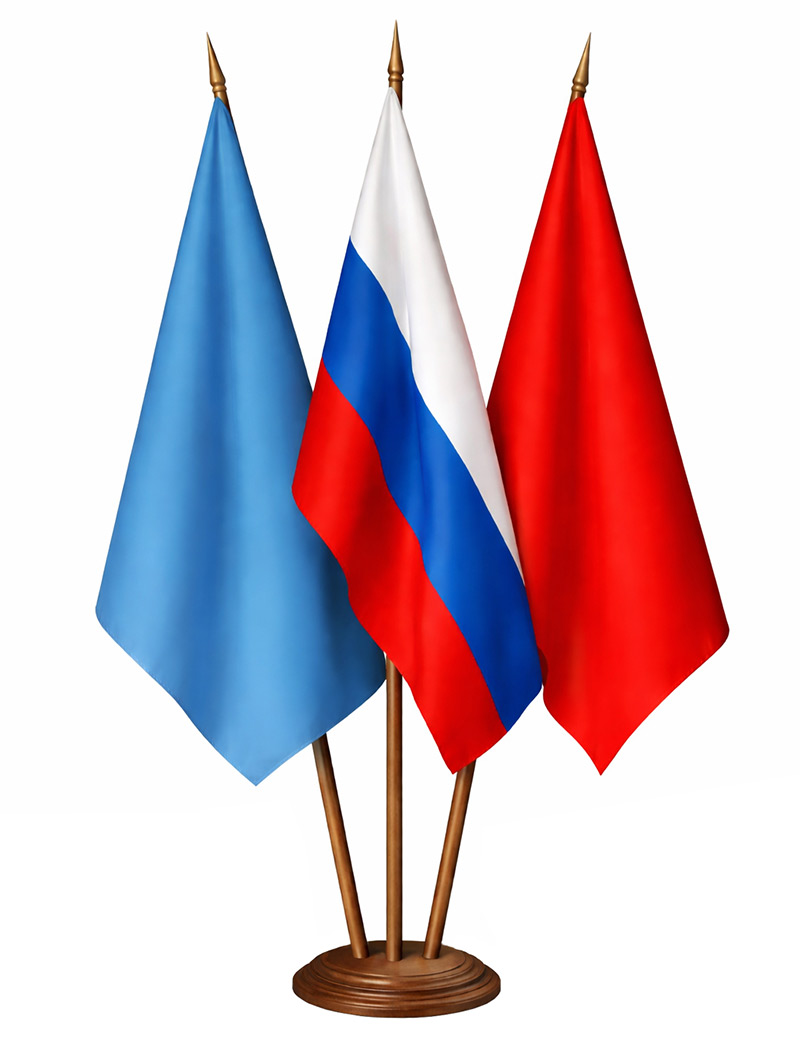 Флаг на тройной напольной подставке