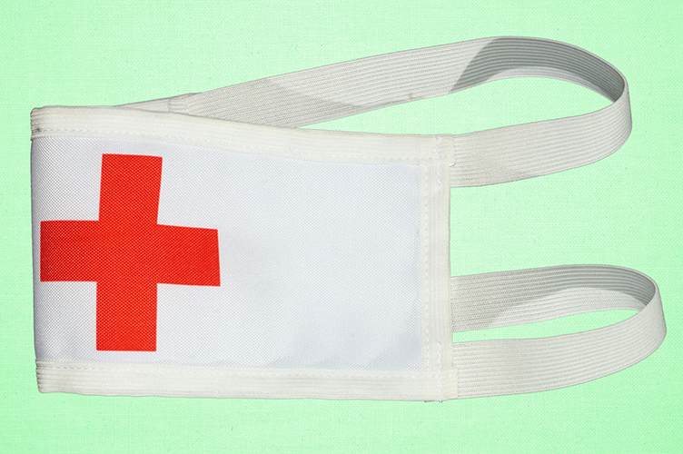 Вид нарукавной повязки с красным крестом на резинках