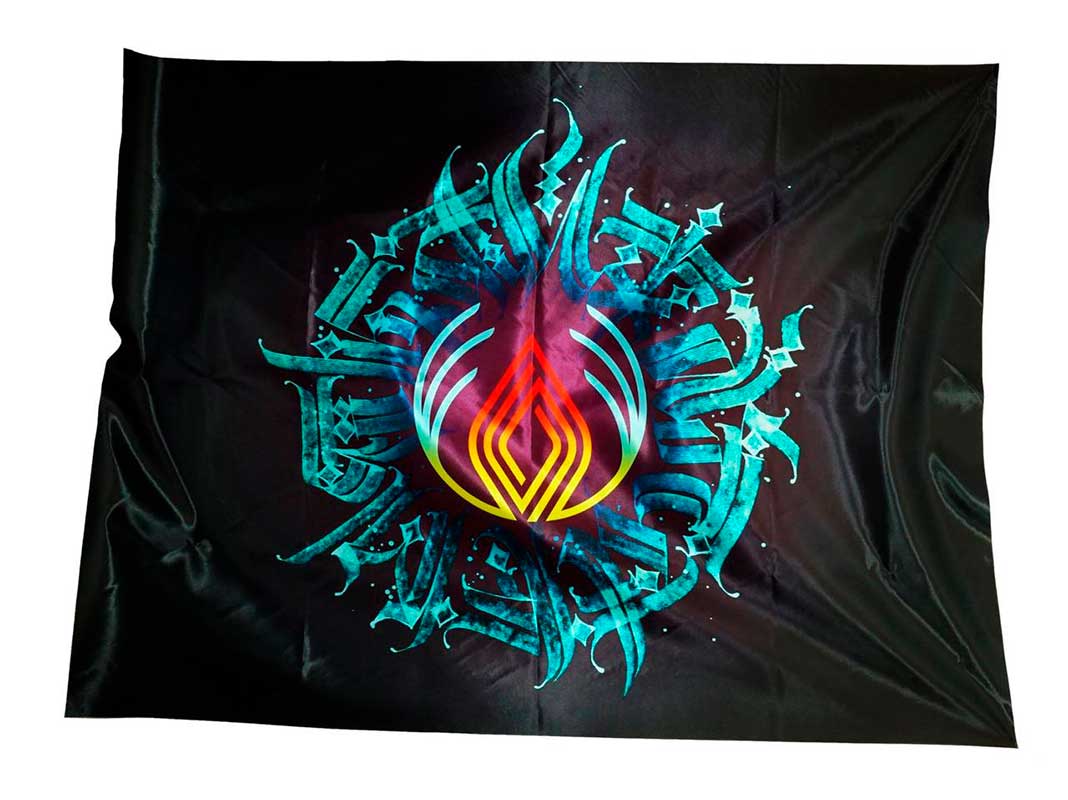 Баннер 150х150 см с многоцветным ярким логотипом на черном фоне, на сатене