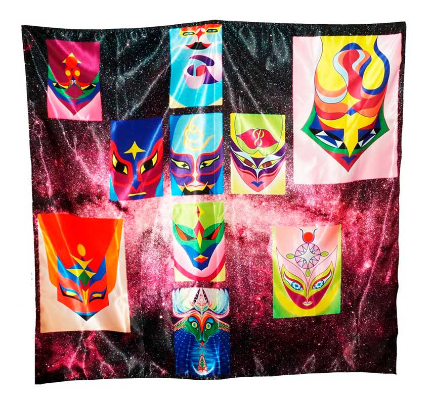 Яркий театральный баннер-занавес с масками, на атласной ткани