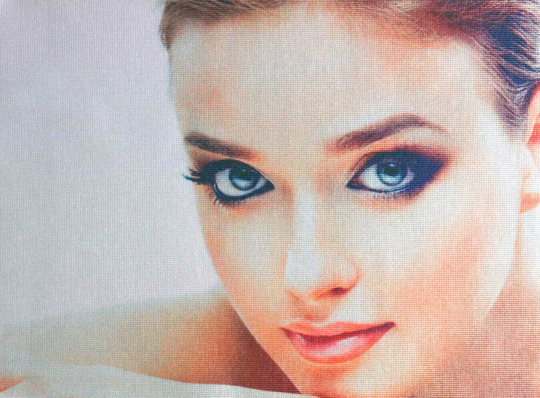 Красивое женского лицо, качественно напечатанное на крупнофактурном атласе