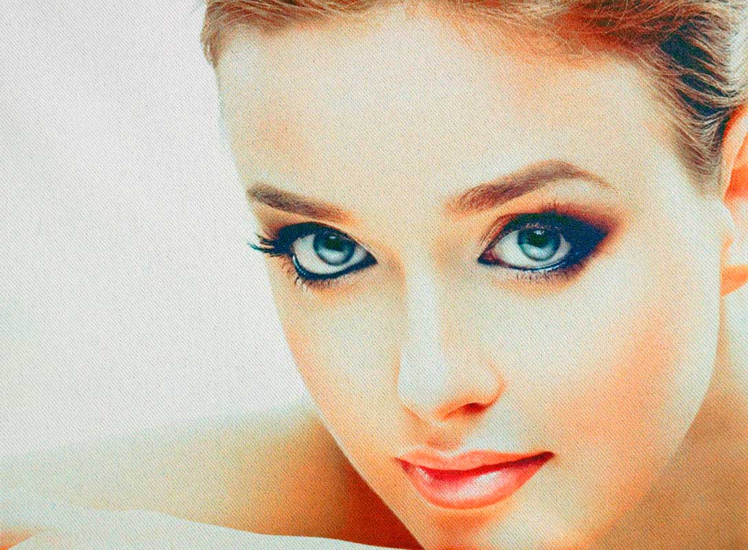 Красивое женского лицо, качественно напечатанное на слегка сероватой поверхности ткани Блэкаут