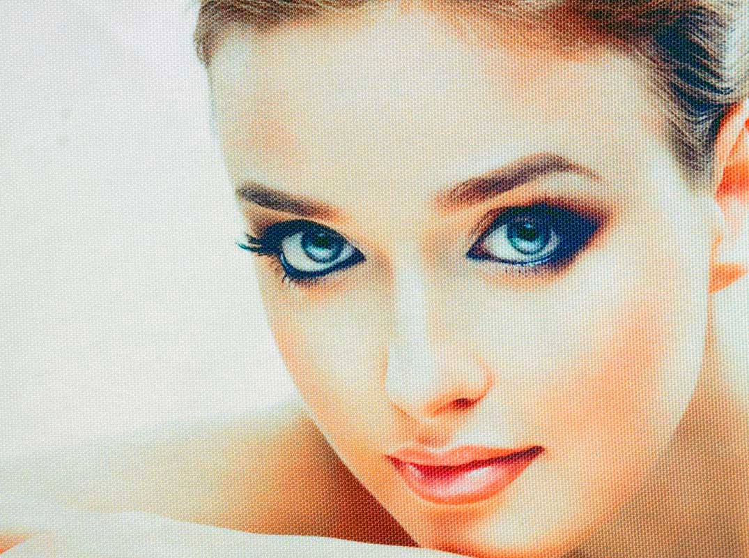 Красивое женского лицо, качественно напечатанное на ткани Оксфорд 600 с выраженной фактурой