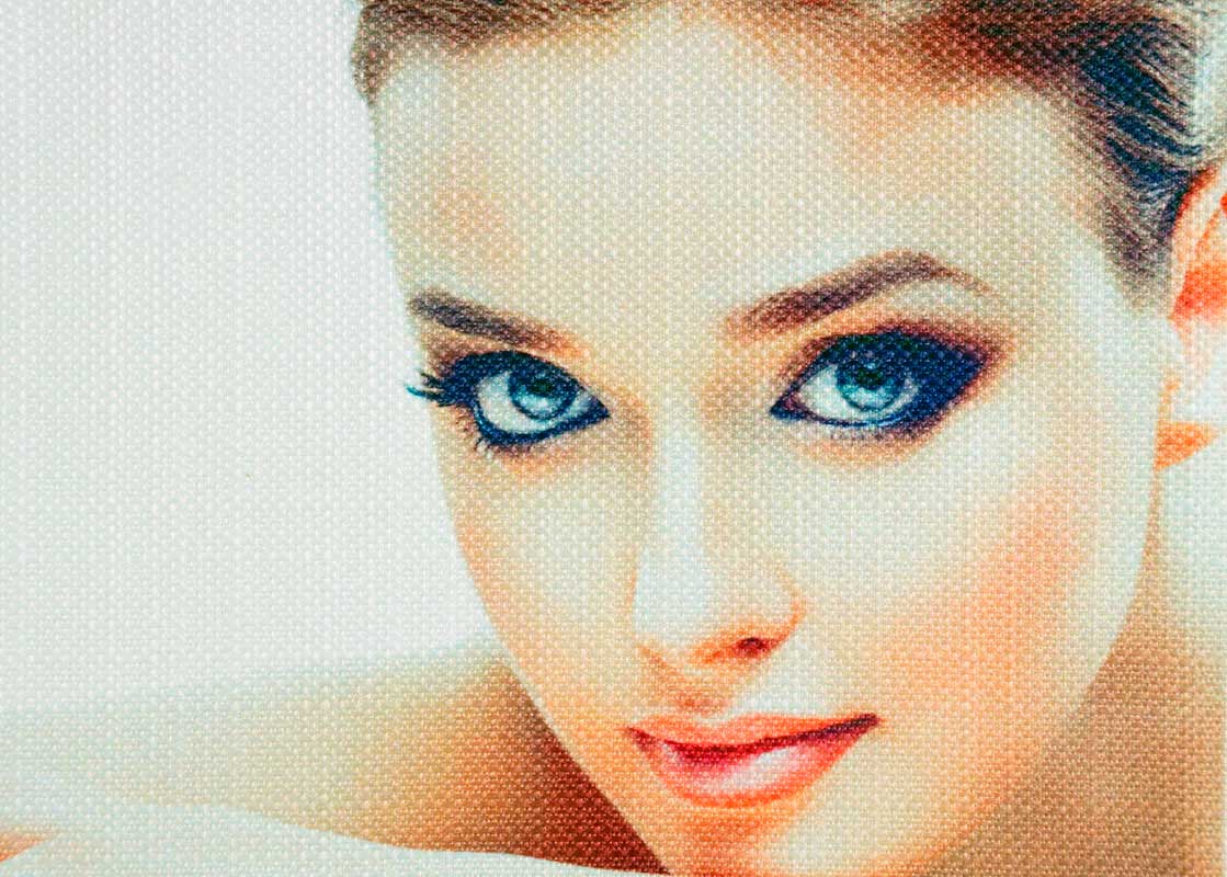 Красивое женского лицо, качественно напечатанное на ткани Рогожка с очень крупной фактурой льна