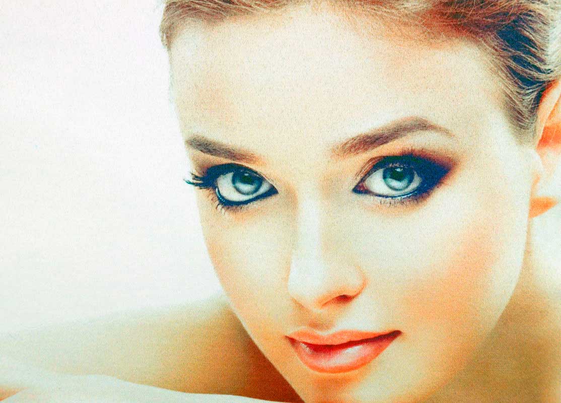 Красивое женского лицо, качественно напечатанное на ткани Сатен с полуматовой поверхностью