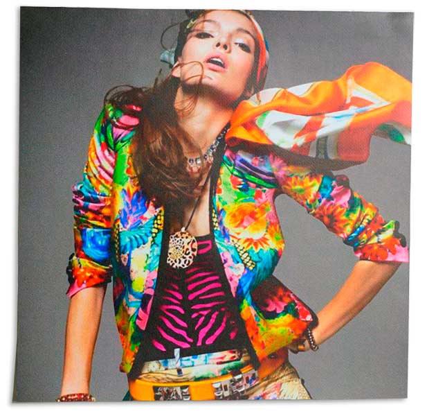 Качественно напечатанное фото модели на виниловом баннерном материале Блокаут с гладкой матовой поверхностью