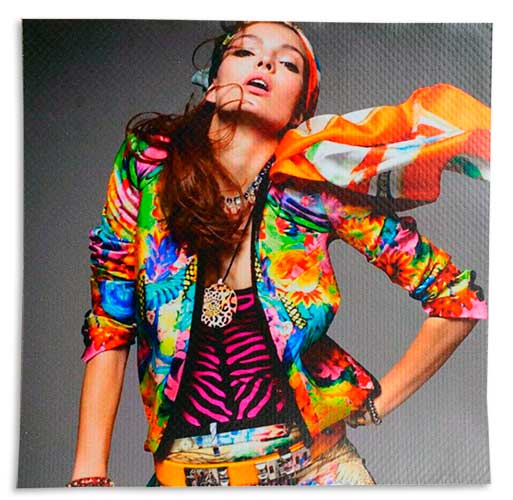 Качественно напечатанное фото модели на виниловом уличном полотне с плавной фактурой