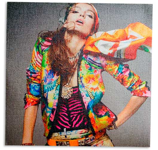 Качественно напечатанное фото модели на холсте с серебристой фактурой.