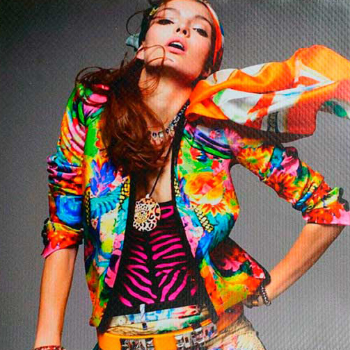 Четкая, качественная печать фотомодели крупным планом, на интерьерном виниловом полотне