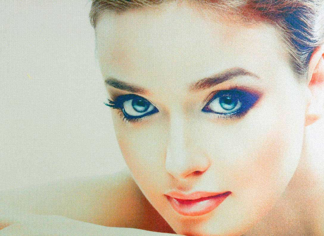 Красивое женского лицо, качественно напечатанное на блестящей и гладкой поверхности атласной ткани