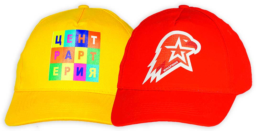 Бейсболка с логотипом, нанесенным полноцветной термопечатью.