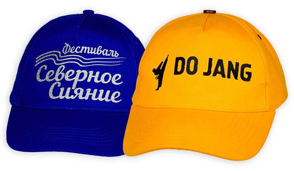 Бейсболка с логотипом, нанесенным одноцветной термопечатью.