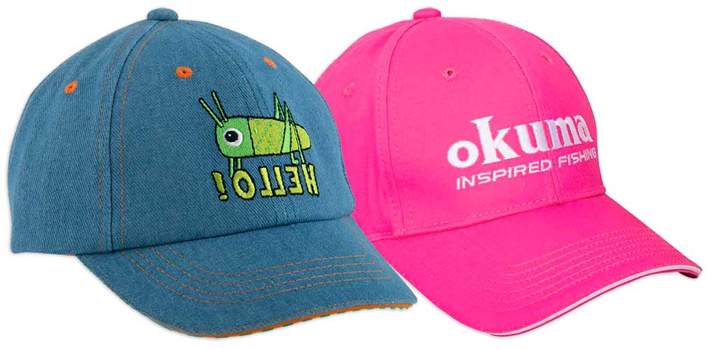 Бейсболка с вышитым логотипом.