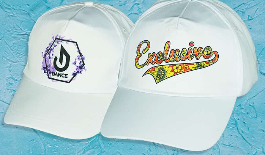 Белая бейсболка модели Субли, с логотипом, нанесенным сублимационной печатью.      