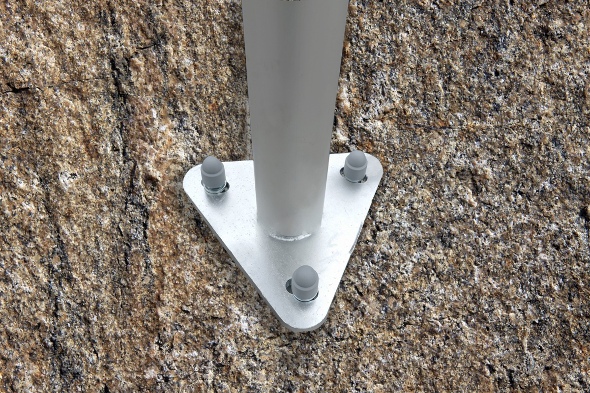 Вид установки флагштока на бетонную поверхность анкерами.