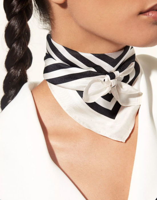 Макрофото повязывание косынки в стиле Чокер