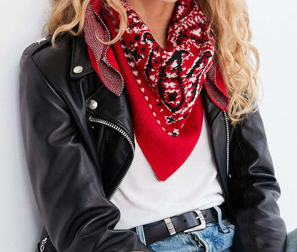 Макрофото повязывание косынки Треугольник