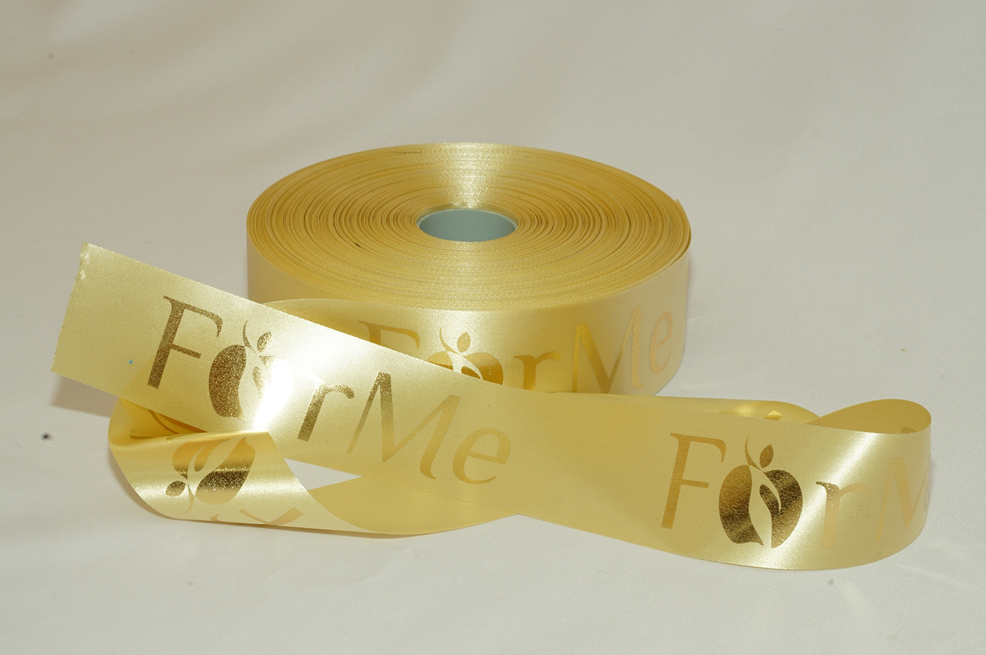 Кремовая лента с золотой фольгой. Alt. Фото сатиновых лент, с нанесенными логотипам