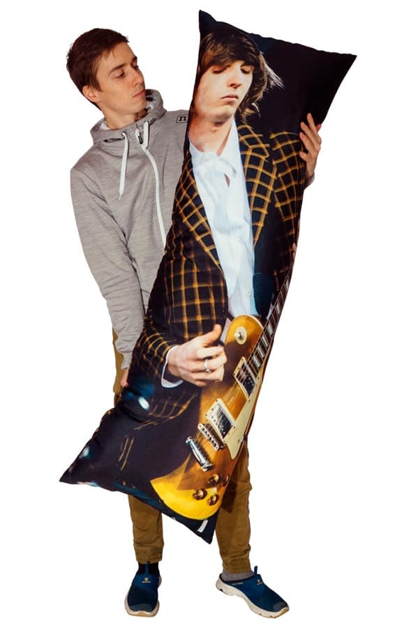 Длинная подушка 150 см. дакимакура в руках у человека.