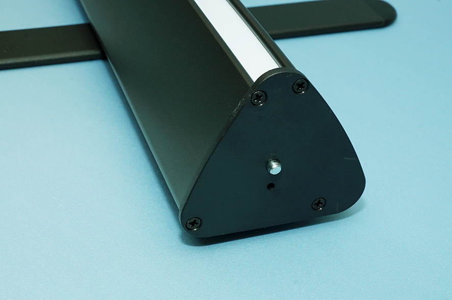 Мобильный стенд ролл ап Блэк фото корпуса