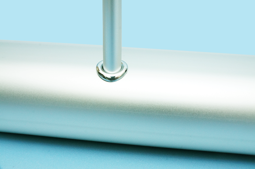 Выставочный стенд ролл ап Премиум фото установки штока на корпус.