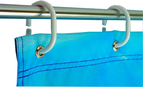 Верхний край шторки для ванной с люверсами и кольцами.