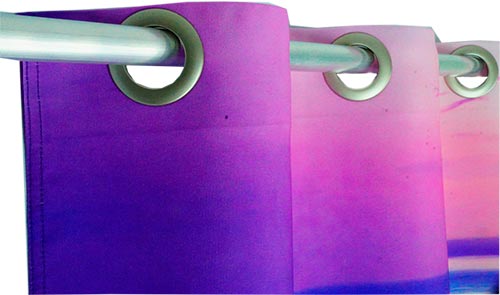 Фрагмент верхнего края шторы, висящей на карнизе, с крупными белыми люверсами.