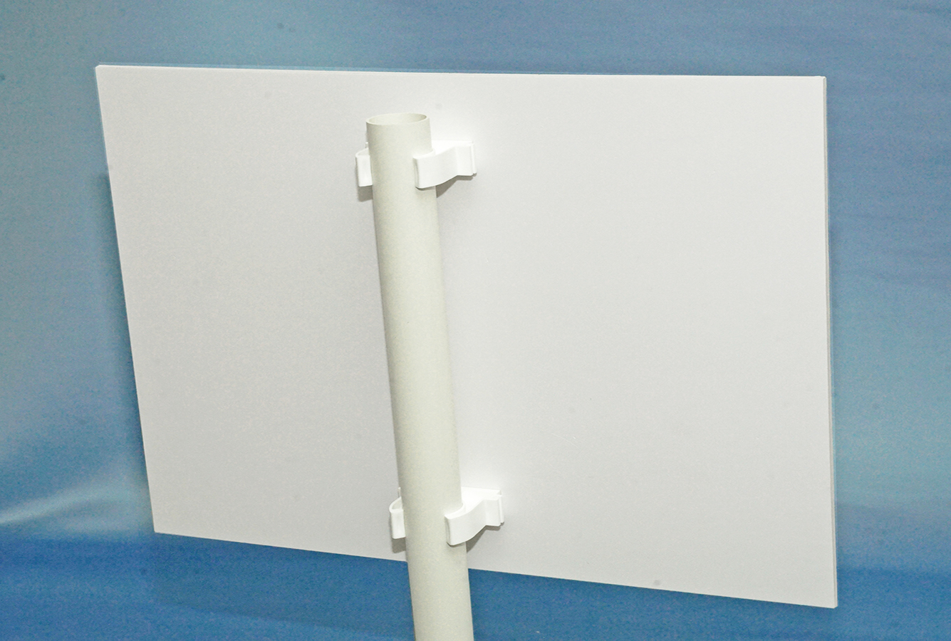 Табличка на палке, закрепленной двумя пластиковыми фиксаторами