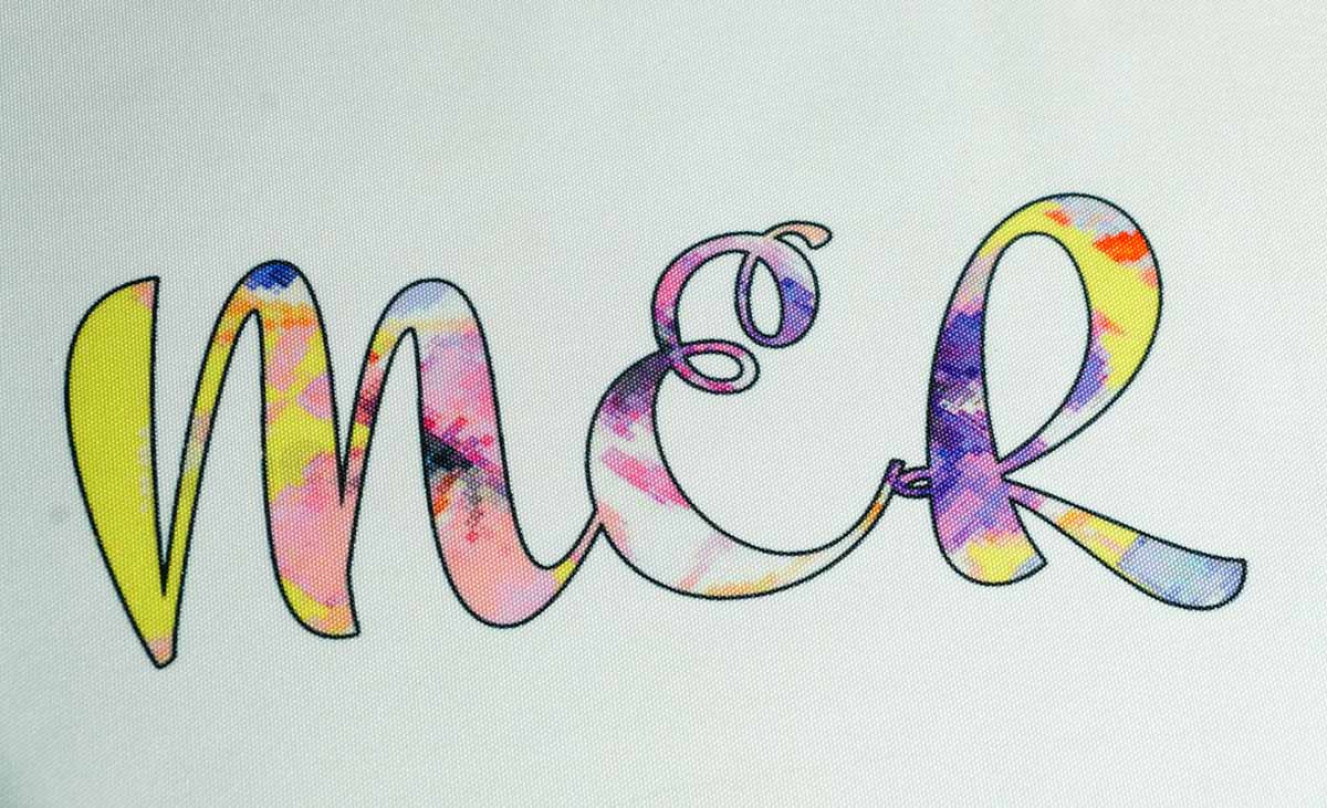 Многоцветная надпись на ткани в пастельных тонах с красивым ореолом