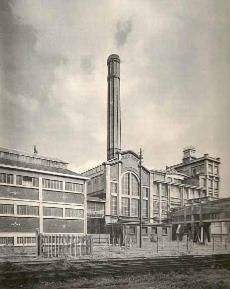 Большое кирпичное здание старой текстильной
фабрики на черно-белом фото