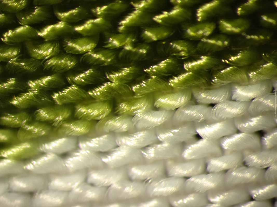 волокон белой ткани с
фрагментом окраса в зеленый цвет