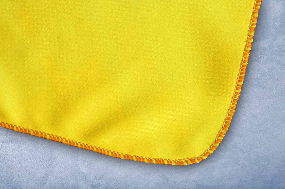Вид обметки края салфетки для протирки мебели и стекол оверлоком