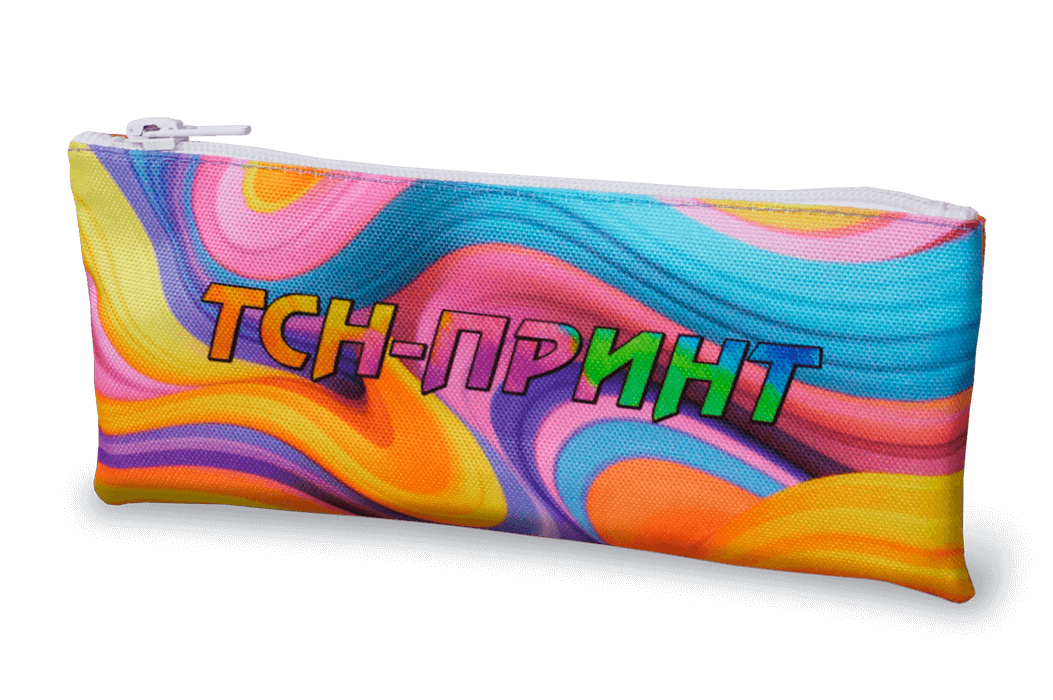 Прямоугольный пенал, плоской формы, с молнией и печатью логотипа.