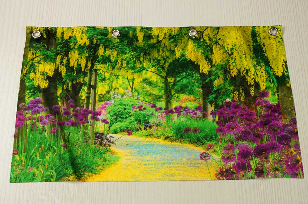 Фотофон с люверсами вдоль верхнего края для подвески.