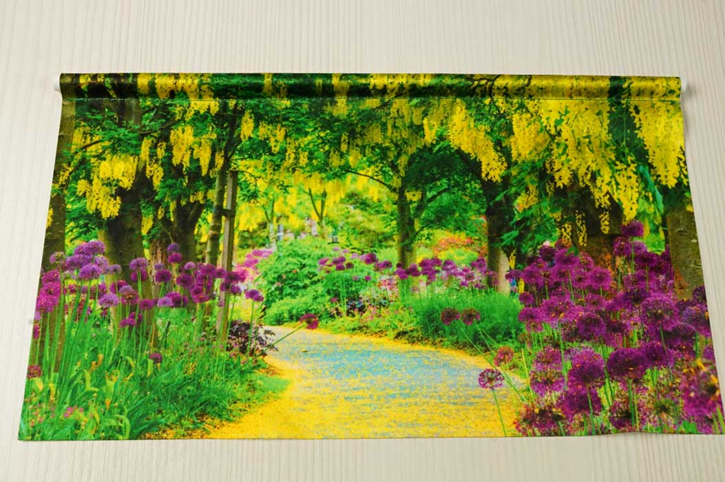 Фотофон с карманом по верхнему краю, куда продета пластиковая труба: для подвески.