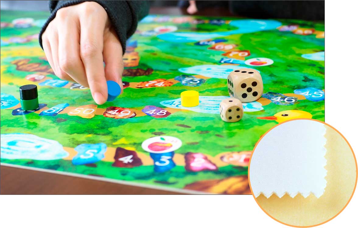 Игроки, играют на игровом поле, напечатанном на фетре, толщиной 2 мм.