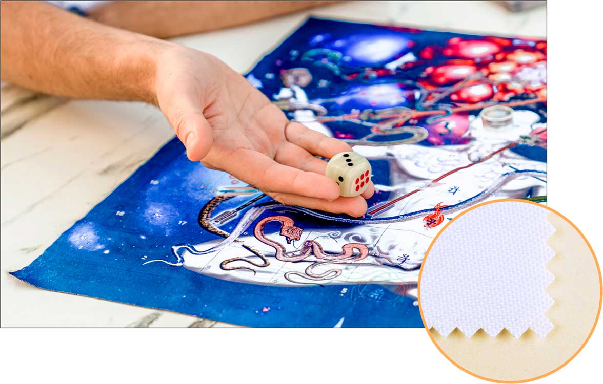 Игроки, играют на игровом поле, напечатанном на ткани Оксфорд.